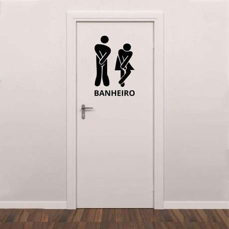 3. O adesivo de porta de banheiro é o modelo mais funcional. Foto: Kanto Store 3. O adesivo de porta de banheiro é o modelo mais funcional. Foto: Kanto Store