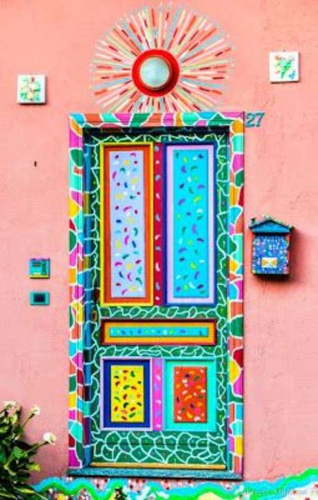 8. Este é um exemplo muito interessante de como o adesivo de porta pode ser colorido. Foto: Estenio El-Bainy 8. Este é um exemplo muito interessante de como o adesivo de porta pode ser colorido. Foto: Estenio El-Bainy