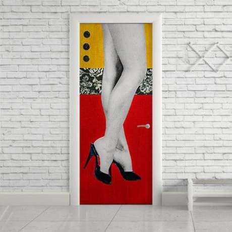 40. O tema de pin up é muito interessante de adesivo de porta de quarto. Foto: Arq Design 40. O tema de pin up é muito interessante de adesivo de porta de quarto. Foto: Arq Design