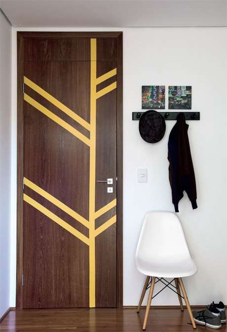 22. O adesivo de porta pode ser apenas listras feitas de fitas. Foto: Casa Abril 22. O adesivo de porta pode ser apenas listras feitas de fitas. Foto: Casa Abril