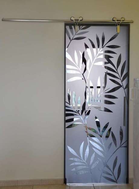 34. As flores podem existir no efeito fosco do adesivo de porta de vidro. Foto: Home Howire 34. As flores podem existir no efeito fosco do adesivo de porta de vidro. Foto: Home Howire