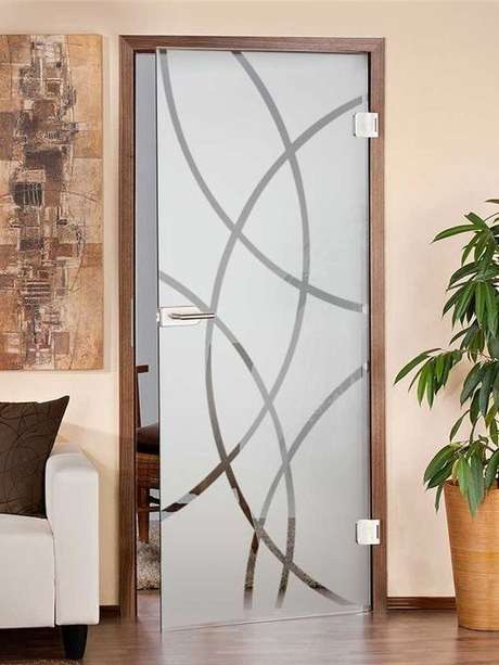 20. O fosco do adesivo de porta de vidro costuma estar em porções. Foto: Studio in Designs 20. O fosco do adesivo de porta de vidro costuma estar em porções. Foto: Studio in Designs