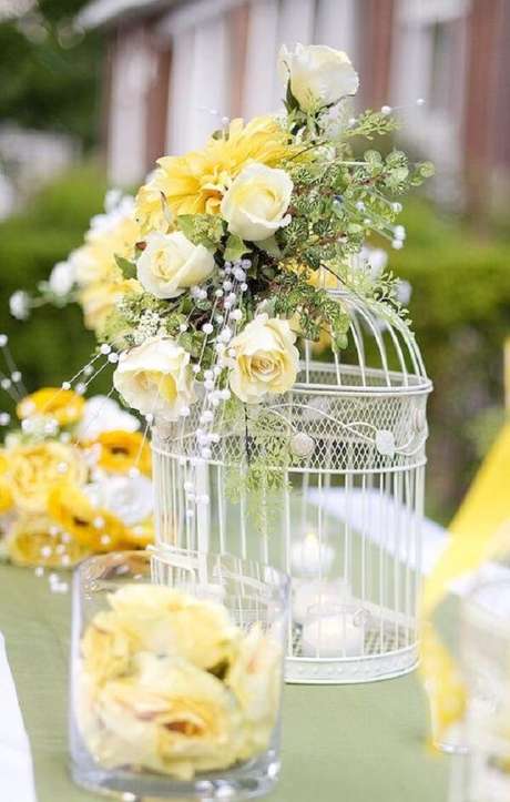 35. Decoração de casamento com gaiolas e flores. Fonte: Pinterest 35. Decoração de casamento com gaiolas e flores. Fonte: Pinterest
