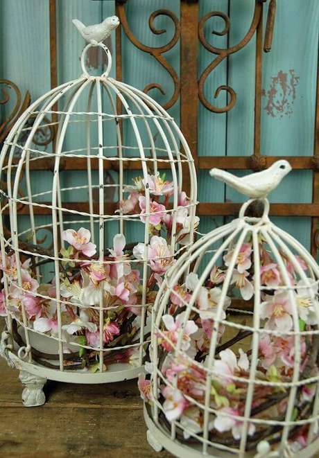 39. Gaiolas decorativas na cor branca servem de apoio para as flores. Fonte: ConstruindoDecor 39. Gaiolas decorativas na cor branca servem de apoio para as flores. Fonte: ConstruindoDecor