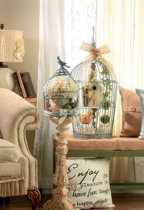 76. Gaiola para decoração de sala de estar pendente. Fonte: Pinterest 76. Gaiola para decoração de sala de estar pendente. Fonte: Pinterest