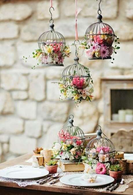 48. Gaiolas decorativas com flores encantam o ambiente. Fonte: Pinterest 48. Gaiolas decorativas com flores encantam o ambiente. Fonte: Pinterest