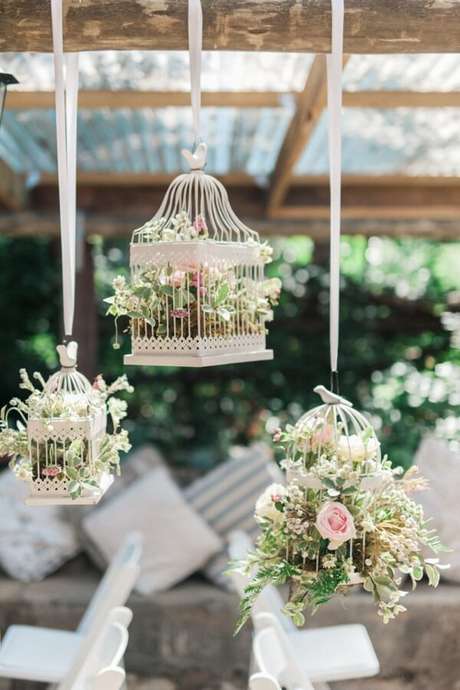 52. Gaiolas decorativas suspensas com flores complementam a decoração da festa de casamento. Fonte: The Wedding blog 52. Gaiolas decorativas suspensas com flores complementam a decoração da festa de casamento. Fonte: The Wedding blog