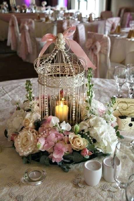 54. Gaiolas decorativas utilizadas como enfeite de centro de mesa. Fonte: Pinterest 54. Gaiolas decorativas utilizadas como enfeite de centro de mesa. Fonte: Pinterest