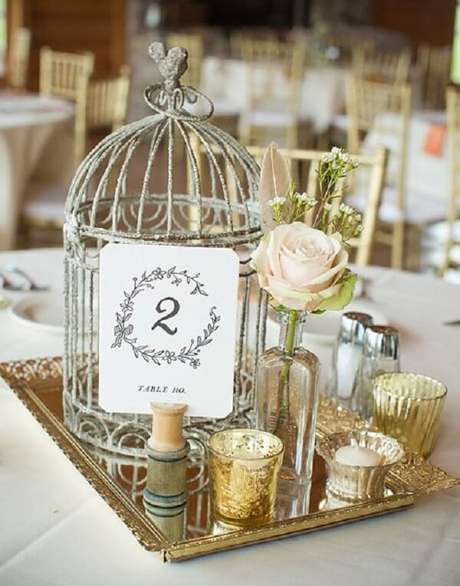 55. Gaiolas decorativas enfeitam a mesa dos convidados. Fonte: Pinterest 55. Gaiolas decorativas enfeitam a mesa dos convidados. Fonte: Pinterest