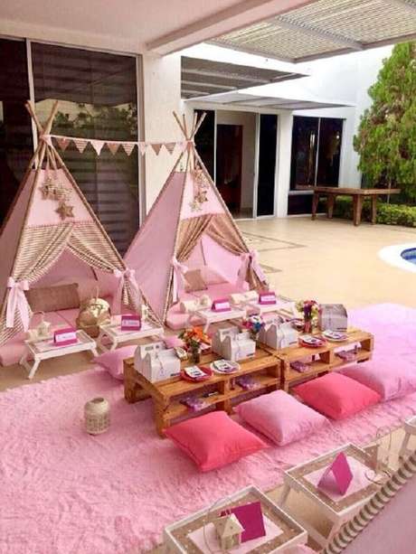 16. Cabaninha infantil complementa a decoração da festa de aniversário. Fonte: Pinterest 16. Cabaninha infantil complementa a decoração da festa de aniversário. Fonte: Pinterest