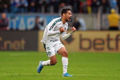 Gustavo Scarpa comemora o gol da vitÃ³ria.