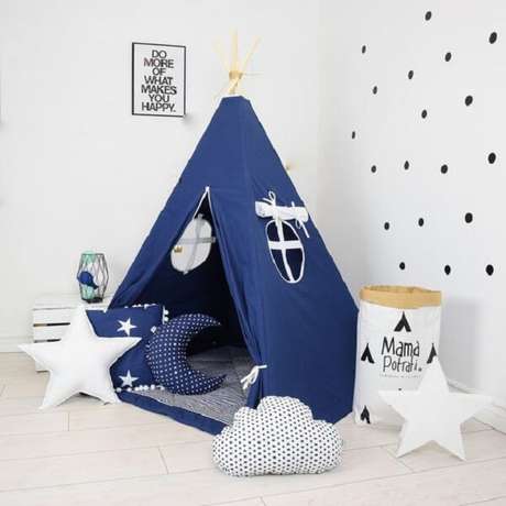 30. Cabaninha infantil azul e branca com janela de tecido embutida. Fonte: Pinterest 30. Cabaninha infantil azul e branca com janela de tecido embutida. Fonte: Pinterest