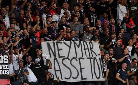 Cartazes como 'Neymar, vaza daqui' e cantos de 'hijo da p...' foram presenciados no Parque dos Príncipes (AFP) Cartazes como 'Neymar, vaza daqui' e cantos de 'hijo da p...' foram presenciados no Parque dos Príncipes (AFP)
