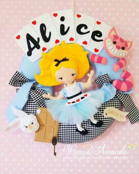 4. A guirlanda de feltro pode ser feita de temas como “Alice no País das Maravilhas” – Por: Mimos da Amanda 4. A guirlanda de feltro pode ser feita de temas como “Alice no País das Maravilhas” – Por: Mimos da Amanda
