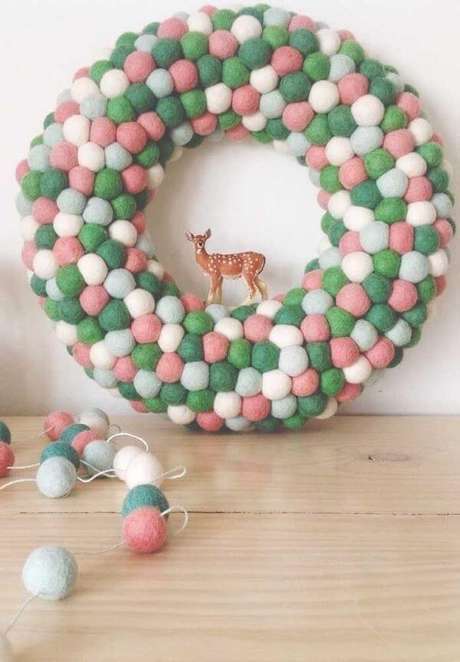 20. A guirlanda de feltro também pode ser feita de bolinhas – Por: Pinterest 20. A guirlanda de feltro também pode ser feita de bolinhas – Por: Pinterest