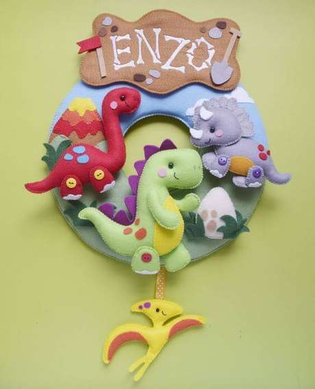 21. Guirlanda de feltro com dinossauros – Por: Pinterest 21. Guirlanda de feltro com dinossauros – Por: Pinterest
