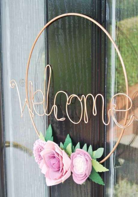 22. A guirlanda de feltro com flores pode ser feita de diferentes materiais – Por: Pinterest 22. A guirlanda de feltro com flores pode ser feita de diferentes materiais – Por: Pinterest