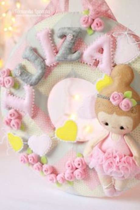 42. Guirlanda de feltro para meninas com bailarina – Por: Pinterest 42. Guirlanda de feltro para meninas com bailarina – Por: Pinterest