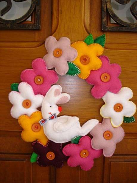 44. Flores e coelhos são lindos para a guirlanda de páscoa em feltro – Por: Toda Atual 44. Flores e coelhos são lindos para a guirlanda de páscoa em feltro – Por: Toda Atual