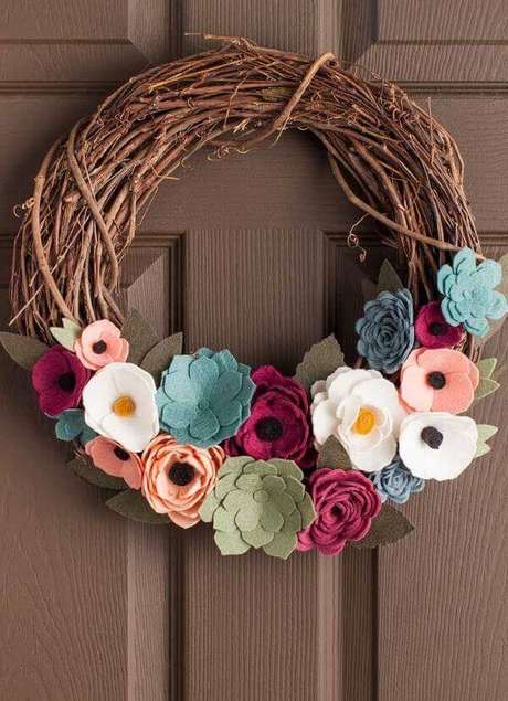 45. Faça flores de feltro simples para enfeitar a guirlanda de feltro da porta de entrada – Por: Pinterest 45. Faça flores de feltro simples para enfeitar a guirlanda de feltro da porta de entrada – Por: Pinterest