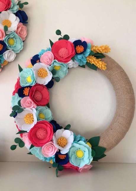 46. Guirlanda de feltro para porta de entrada – Por: Decor Facil 46. Guirlanda de feltro para porta de entrada – Por: Decor Facil