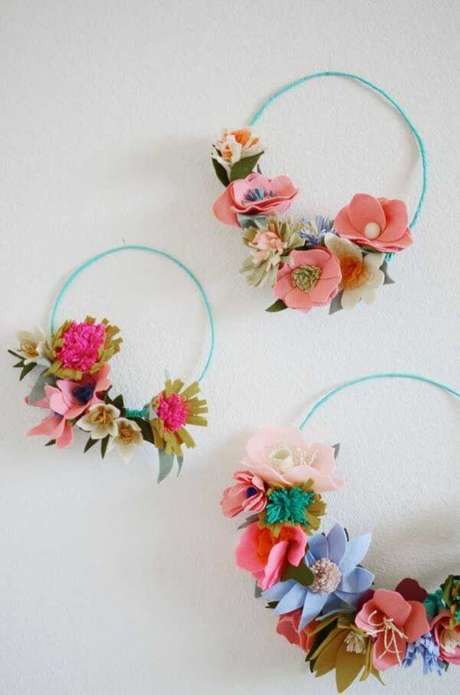6. Guirlanda de feltro para porta de entrada com flores – Por: Pinterest 6. Guirlanda de feltro para porta de entrada com flores – Por: Pinterest