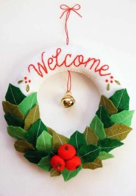 10. Guirlanda de natal em feltro com folhas e sino – Por: Pinterest 10. Guirlanda de natal em feltro com folhas e sino – Por: Pinterest