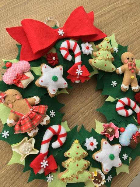62. Guirlanda de feltro natal para usar na decoração – Por: Pinterest 62. Guirlanda de feltro natal para usar na decoração – Por: Pinterest