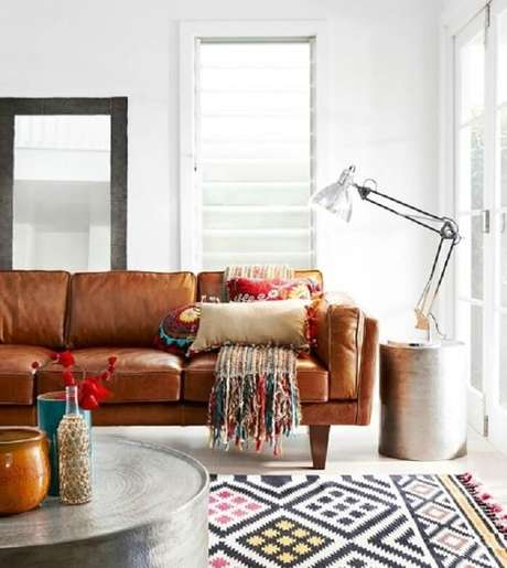24. Tecido para sofá de couro marrom encanta a decoração da sala de estar. Fonte: Pinterest 24. Tecido para sofá de couro marrom encanta a decoração da sala de estar. Fonte: Pinterest