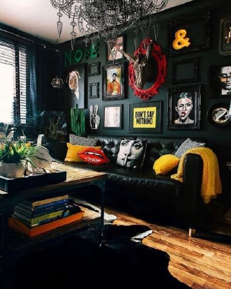 25. Tecido para sofá de couro preto destaca objetos decorativos do ambiente. Fonte: Pinterest 25. Tecido para sofá de couro preto destaca objetos decorativos do ambiente. Fonte: Pinterest