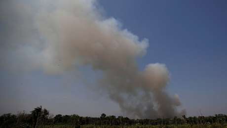 Fumaça na mata na região de Humaitá (AM); Vieira atribui queimadas principalmente ao 'clima seco'