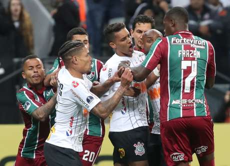 Jogadores de Corinthians e Flu discutem durante a partida.