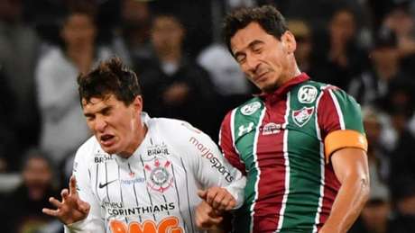 Ganso recebe presença de oficial de justiça após empate zerado com o Corinthians (Foto: AFP) Ganso recebe presença de oficial de justiça após empate zerado com o Corinthians (Foto: AFP)