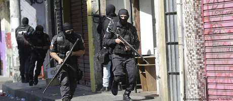 Cenário de guerra: ação policial na favela Vila Cruzeiro, RJ, em agosto de 2018 Cenário de guerra: ação policial na favela Vila Cruzeiro, RJ, em agosto de 2018