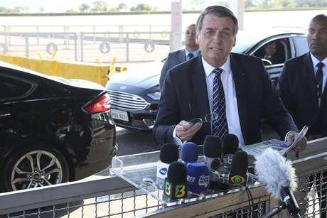 O presidente Jair Bolsonaro fala com a imprensa no PalÃ¡cio da Alvorada, em BrasÃ­lia, nesta segunda-feira