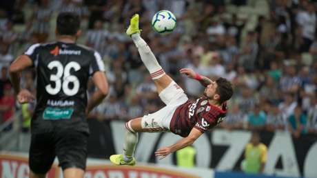 O Campeonato Brasileiro tem um novo líder. O Flamengo mostrou sua força e venceu o Ceará, na noite deste domingo, por 3 a 0, no Castelão, e ultrapassou o Santos na tabela. O meia Arrascaeta impressionou com um golaço de bicicleta e ficou com a melhor nota. Gabigol e Rodrigo Caio também se destacaram no duelo. Confira as notas do LANCE! (Por O Campeonato Brasileiro tem um novo líder. O Flamengo mostrou sua força e venceu o Ceará, na noite deste domingo, por 3 a 0, no Castelão, e ultrapassou o Santos na tabela. O meia Arrascaeta impressionou com um golaço de bicicleta e ficou com a melhor nota. Gabigol e Rodrigo Caio também se destacaram no duelo. Confira as notas do LANCE! (Por