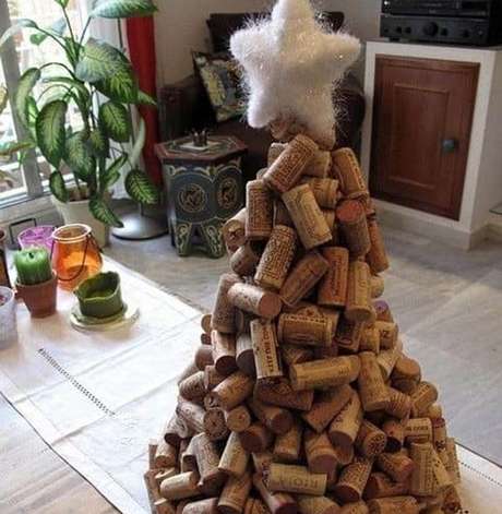 40. Esta árvore de natal de rolha de cortiça é divertida e uma alternativa barata. Foto: 1001 Ideias 40. Esta árvore de natal de rolha de cortiça é divertida e uma alternativa barata. Foto: 1001 Ideias