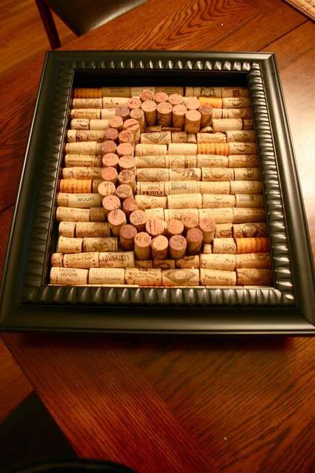 31. Até mesmo um quadro pode ser feito com rolhas de cortiça. Foto: Dream Green DIY 31. Até mesmo um quadro pode ser feito com rolhas de cortiça. Foto: Dream Green DIY