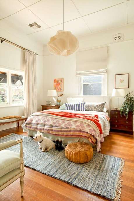 27. Invista nos pisos para quarto neutros para ter uma decoração colorida – Por: Decor Facil 27. Invista nos pisos para quarto neutros para ter uma decoração colorida – Por: Decor Facil