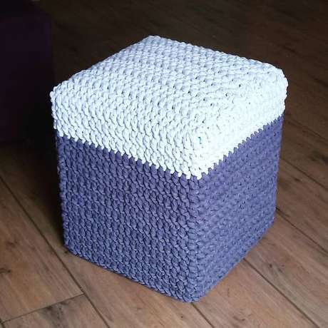 8. Uma opção para variar a estética de um puff quadrado é comprando uma capa. Foto: Tricot et Crochê 8. Uma opção para variar a estética de um puff quadrado é comprando uma capa. Foto: Tricot et Crochê