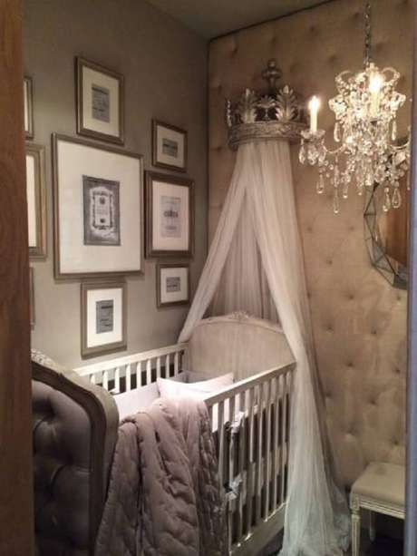 51. Quarto de bebê provençal com parede em capitonê. Fonte: Pinterest 51. Quarto de bebê provençal com parede em capitonê. Fonte: Pinterest