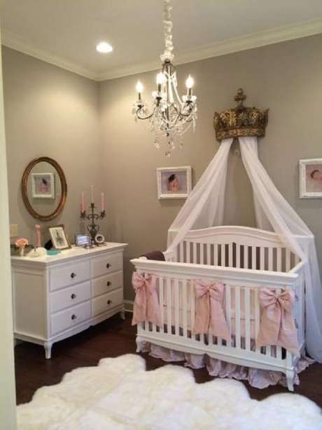 52. Quarto de bebê menina com cômoda branca, tapete felpudo e dossel fixado por uma coroa. Fonte: Pinterest 52. Quarto de bebê menina com cômoda branca, tapete felpudo e dossel fixado por uma coroa. Fonte: Pinterest
