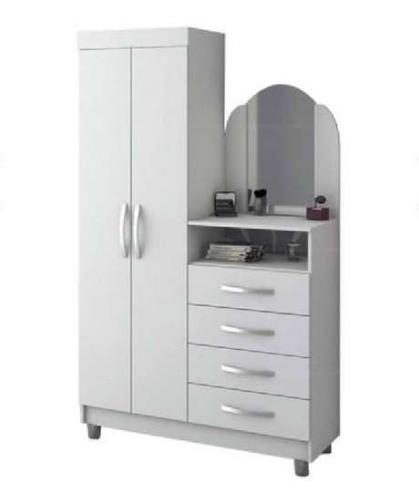 25. Cômoda com sapateira e espelho conta com duas portas e 4 gavetas. Fonte: Pinterest 25. Cômoda com sapateira e espelho conta com duas portas e 4 gavetas. Fonte: Pinterest