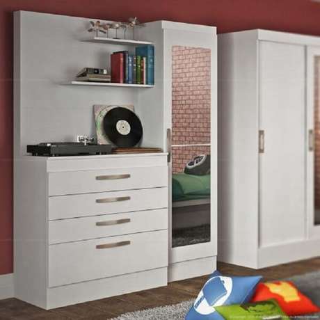 10. Sapateira com espelho segue o formato de uma cômoda branca com 4 gavetas e prateleiras. Fonte: Pinterest 10. Sapateira com espelho segue o formato de uma cômoda branca com 4 gavetas e prateleiras. Fonte: Pinterest