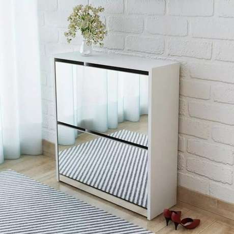 45. Sapateira com espelho pequena e elegante. Fonte: Pinterest 45. Sapateira com espelho pequena e elegante. Fonte: Pinterest