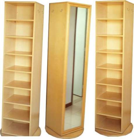 51. Sapateira com espelho rotativa conta com ganchos laterais e várias prateleiras em seu interior. Fonte: Pinterest 51. Sapateira com espelho rotativa conta com ganchos laterais e várias prateleiras em seu interior. Fonte: Pinterest