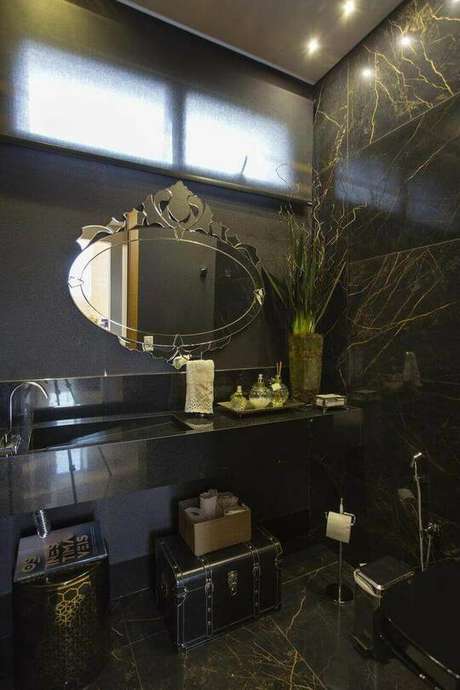 27. Este é um banheiro clássico que opta por uma toalha de lavabo que segue o mesmo estilo. Projeto de Andréa Esteves 27. Este é um banheiro clássico que opta por uma toalha de lavabo que segue o mesmo estilo. Projeto de Andréa Esteves