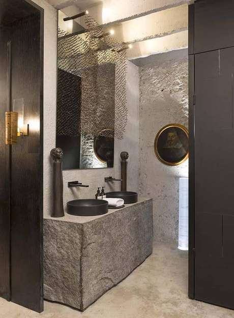 16. Este banheiro rústico opta por utilizar uma toalha de lavabo branca simples. Projeto de Gustavo Neves 16. Este banheiro rústico opta por utilizar uma toalha de lavabo branca simples. Projeto de Gustavo Neves