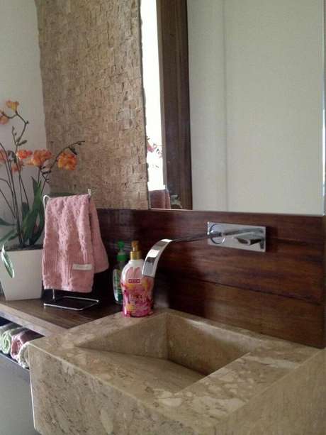 42. A cuba de granito é luxuosa e contrasta bem com a toalha de lavabo simples. Projeto de Adriana Victorelli 42. A cuba de granito é luxuosa e contrasta bem com a toalha de lavabo simples. Projeto de Adriana Victorelli