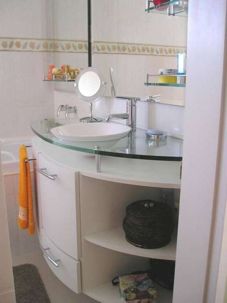 32. Há quem use o próprio puxador dos gabinetes como suporte para a toalha de lavabo. Projeto de Adriane Lupetti 32. Há quem use o próprio puxador dos gabinetes como suporte para a toalha de lavabo. Projeto de Adriane Lupetti